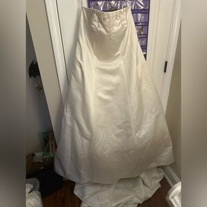 Elegant Ivory Strapless Wedding Dress